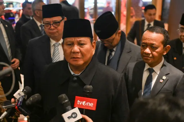 Presiden Prabowo Subianto (depan) didampingi Menko Perekonomian Airlangga Hartarto (kiri), Menlu Sugiono (kedua kanan) dan Menteri ESDM Bahlil Lahadalia (kanan) menyampaikan keterangan usai menghadiri KTT Dewan Perdamaian (BoP) di Washington DC, Amerika Serikat, Kamis (19/2/2026).