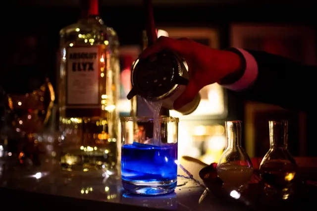  အစားအသောက်မှာ ပြာလဲ့လဲ့အရောင်ရဖို့ အောင်မဲညိုပွင့်ကိုသုံး