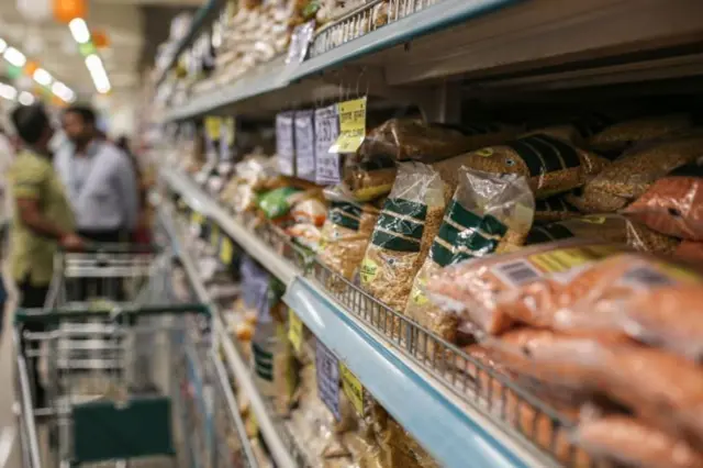 ஒரு உணவை வாங்குவதற்கு முன்பு அதன் லேபிளை படிப்பதன் அவசியம் என்ன?