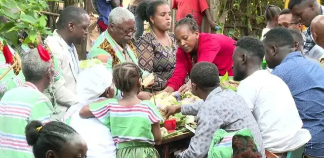 የድሽታ ግናን በዓል የሚያከብሩ ቤተሰቦች ተሰባስበው ሲመገቡ