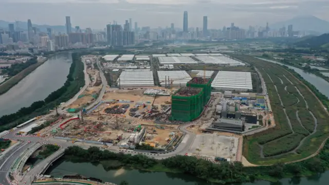 航拍香港—深圳邊界北部都會區新田科技城工地，左側為深圳市區（10/11/2024）