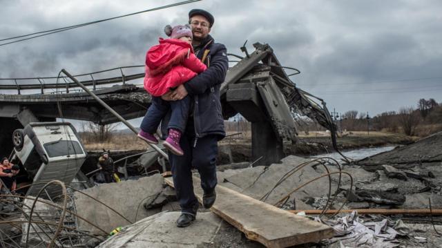 Украинцы у разрушенного моста в Ирпени 6 марта 2022 года