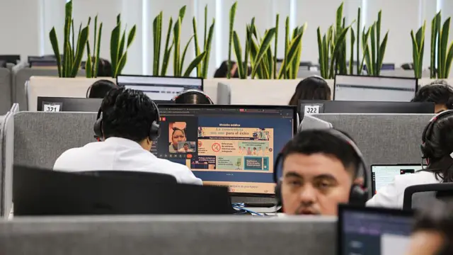 Un médico atiende virtualmente a un paciente durante una presentación de prensa sobre el funcionamiento del Centro de Atención Médica de la plataforma digital DoctorSv