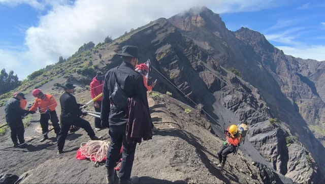 Proses evakuasi pendaki Brasil yang jatuh di Gunung Rinjani