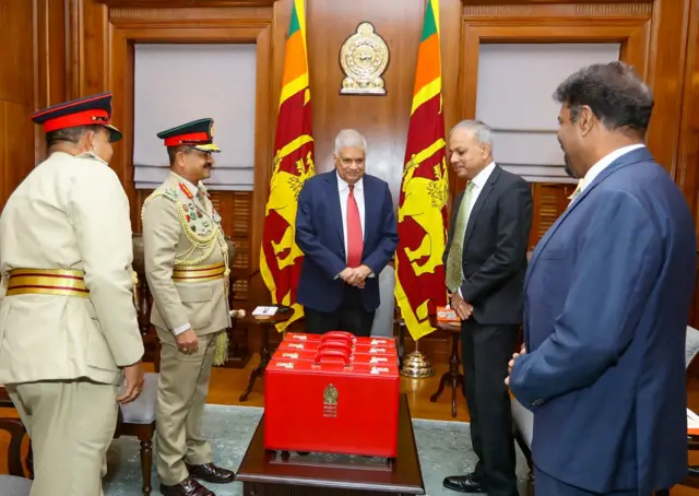 ශ්රී ලංකා යුද හමුදාවේ විදුලි හා යාන්ත්රික ඉංජිනේරුවන් විසින් නිර්මාණය කරන ලද ජනාධිපතිවරයාගේ ලිපි ලේඛන රැගෙන යන ජාත්යන්තර ප්රමිතියෙන් යුතු ආරක්ෂිත බෑගය (Attaché Case) යුද හමුදාපති ලුතිනන් ජෙනරාල් විකුම් ලියනගේ විසින් (දෙසැම්බර් 02) වැනිදා ජනාධිපති කාර්යාලයේදී ජනාධිපති රනිල් වික්රමසිංහ වෙත පිළිගැන්වනු ලැබීය.