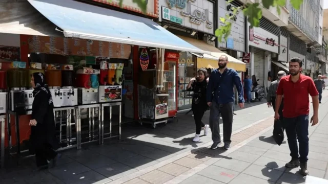 Люди на улице Тегерана