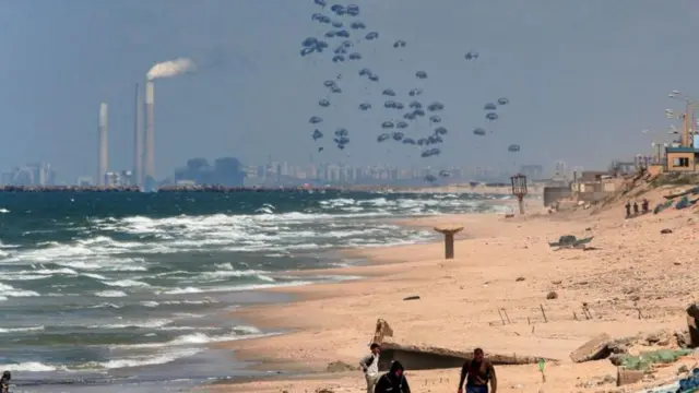 صورة لإسقاط المساعدات على غزة عبر الطائرات.