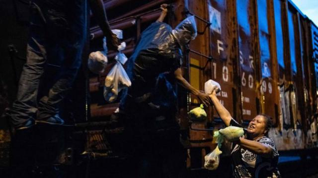 Os migrantes esperam horas, e às vezes dias, para embarcarcd pokerum trem La Bestia no México