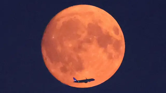 Um avião passou pela superlua sobre o Parliament Hill,Londres.