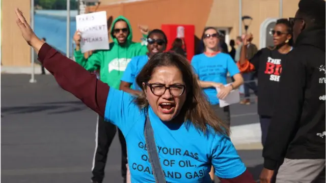 C﻿OP27'de kampanyacılar, fosil yakıt endüstrisini temsil eden delegelerin katılımını protesto ediyor