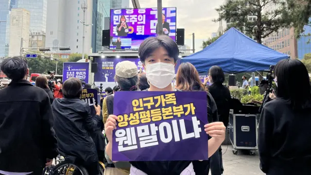 Mutum riƙe da fosta.