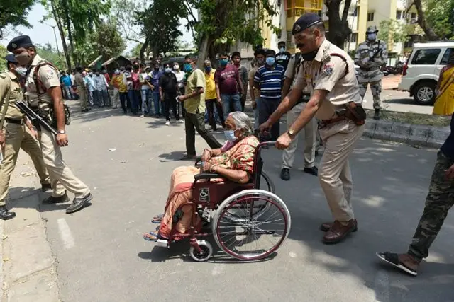 వీల్ చెయిర్‌లో పోలింగ్ కేంద్రానికి వెళ్తున్న ఓటర్