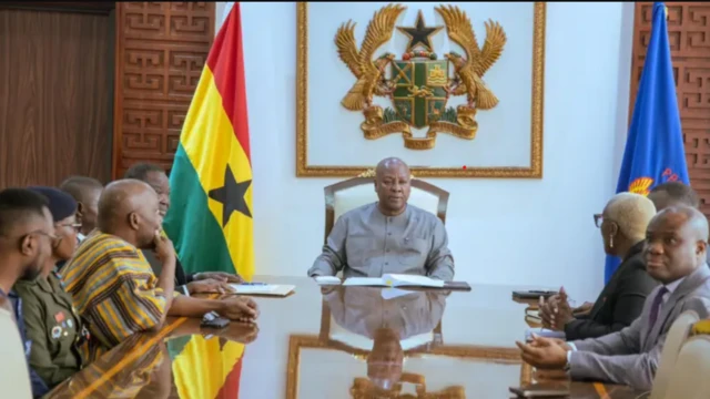 Aarẹ Ghana, John Mahama wọ aṣọ alawọ eeru pẹlu awọn ọmọ igbimọ to ṣe iwadii ẹsun ti wọn fi kan adajọ agba, Gertrude Torkornoo.