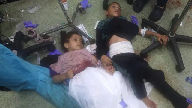 Han Yunus'un doğusundaki Ma'an Okulu'ndaki bir İsrail saldırısında yaralanan Filistinli çocuklar Nasser Hastanesi'nde yerde yatıyor