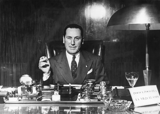 Juan Perón sentado en un escritorio