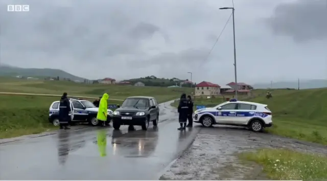 КПП на въезде в деревню Союдлу