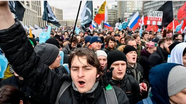 युद्ध के ख़िलाफ़ प्रदर्शन करते रूसी लोग 