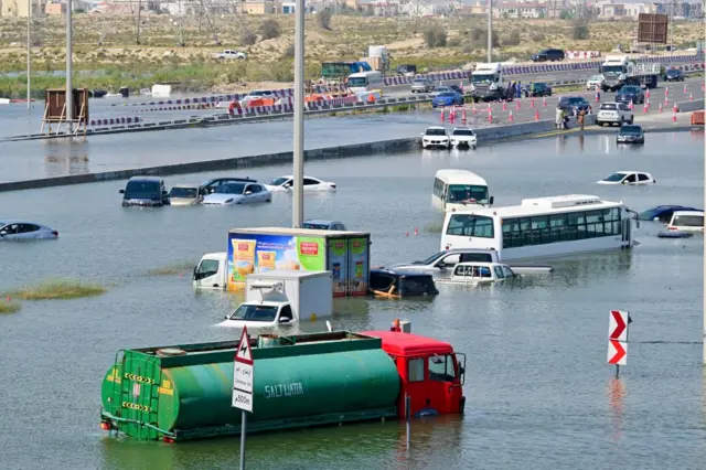 Дубайдагы нөшөрлүү жаандан кийинки учур