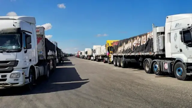 Грузовики с гуманитарной помощью у пограничного пункта «Рафах» в Египте.