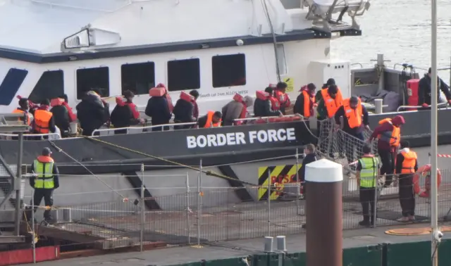 طی سال گذشته میلادی، حدود ۳۷ هزار نفر با این قایقها به صورت قاچاقی وارد بریتانیا شدهاند.