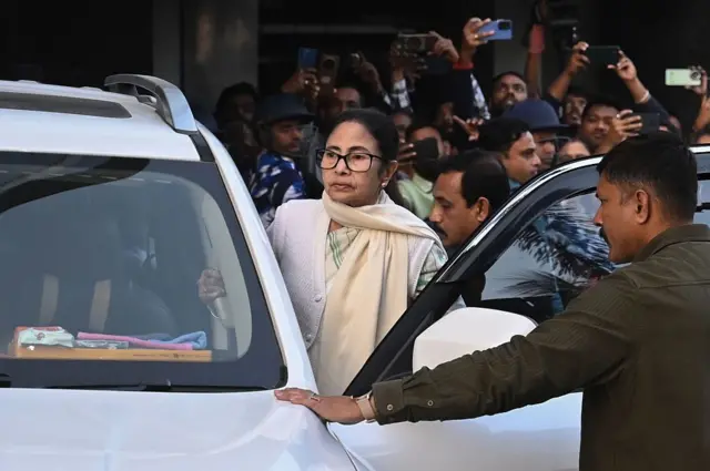 প্রায় চার ঘন্টা পরে আই-প্যাকের দফতর থেকে বেরন মমতা ব্যানার্জী