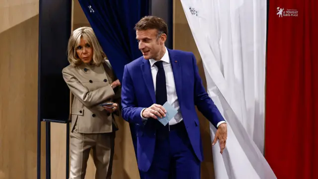 Brigitte y Emmanuel Macron después de votar