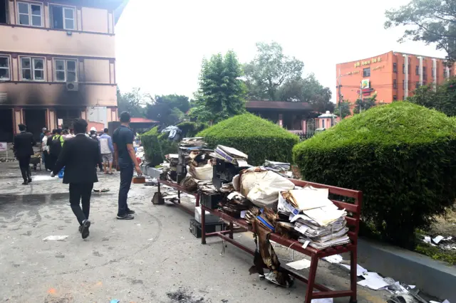 आगजनीपछि सर्वोच्च अदालतभित्रबाट निकालिएका मिसिलहरू