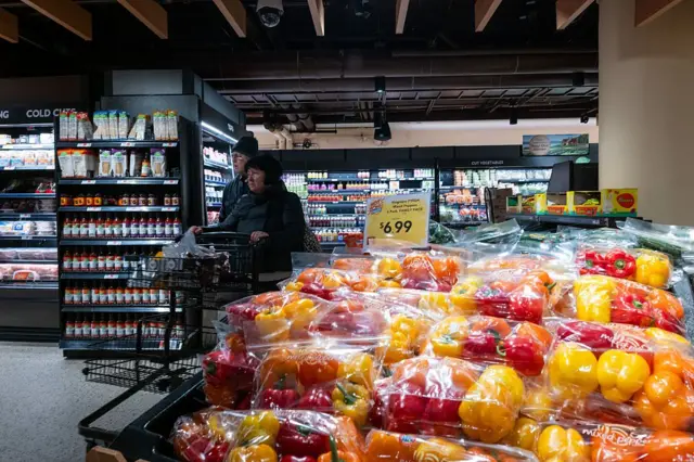 New York'ta bir markette alışveriş yapan müşteriler görülüyor.