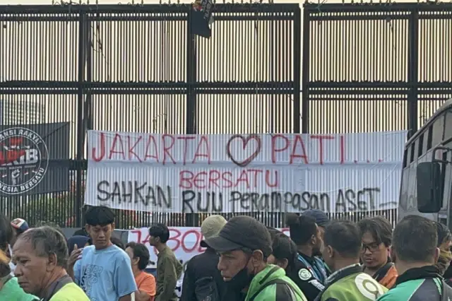 Suasana di depan Gedung DPR RI, Jakarta Pusat, terlihat spanduk membentang di pagar gedung perwakilan rakyat, Jumat (21/08)