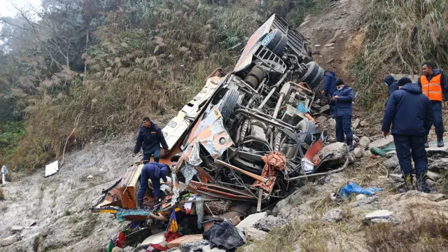 पृथ्वी राजमार्गअन्तर्गत धादिङको चरौँदी नजिकै साेमवार बिहान दुर्घटनामा परेको यात्रुवाहक बस 