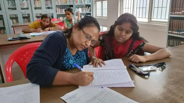 Pushpa tare da wata ɗaliba da ke lalurar gani