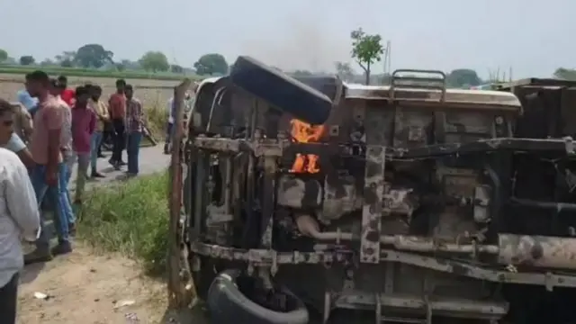 घटना में मारपीट के साथ भीड़ ने पीड़ितों की गाड़ी में आग भी लगा दी