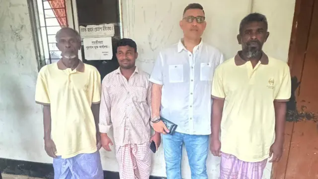 উদ্ধার করা জেলে জিয়াউর রহমানের সাথে শ্রীলঙ্কান দুইজন জেলে