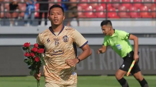 Para pemain Arema FC bersama suporter memperingati satu tahun Tragedi Kanjuruhan yang terjadi pada 1 Oktober 2022 jelang pertandingan melawan PSS Sleman.