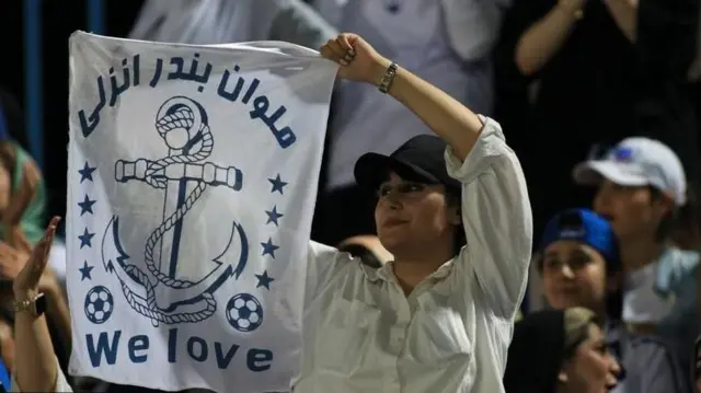 تماشاگران زن در بازی ملوان انزلی