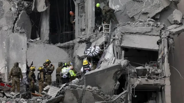 Israeli rescue teams for di scene of missile strike on residential area in Beersheba, southern Israel, 24 June