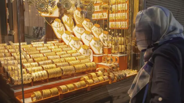 زن ایرانی به طلاهای یک طلافروشی در بازار وکیل در کرمان نگاه می‌کند