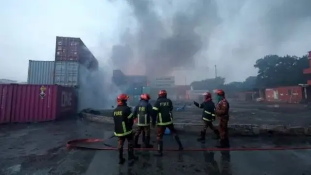 আগুন নেভানোর চেষ্টা করছে দমকলকর্মীরা।