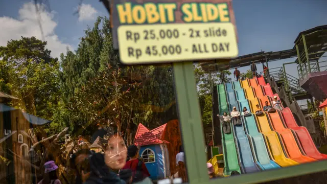 Wisatawan menaiki wahana hobit slide di kawasan wisata Farmhouse, Lembang, Kabupaten Bandung Barat, Jawa Barat, Minggu (23/04)