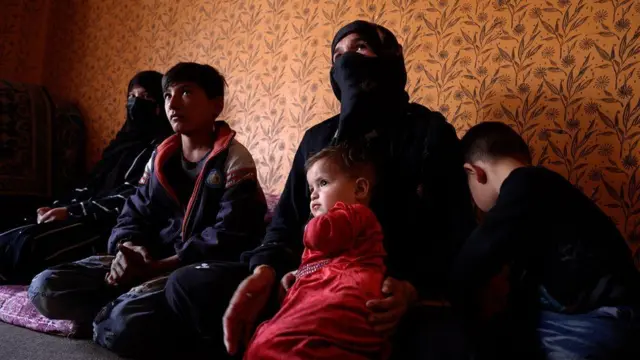 این مادر با چهار فرزند می‌گوید که جلو دستفروشی او در خیابان را گرفته‌اند