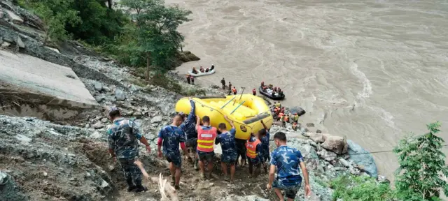 त्रिशूली नदीमा हराइरहेकाहरूको खोजी कार्य जारी छ