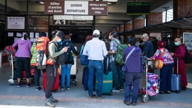 त्रिभुवन अन्तर्राष्ट्रिय विमानस्थलबाट प्रस्थान गर्दै गरेकाहरू
