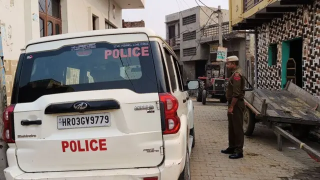 पोलिसांची गाडी 