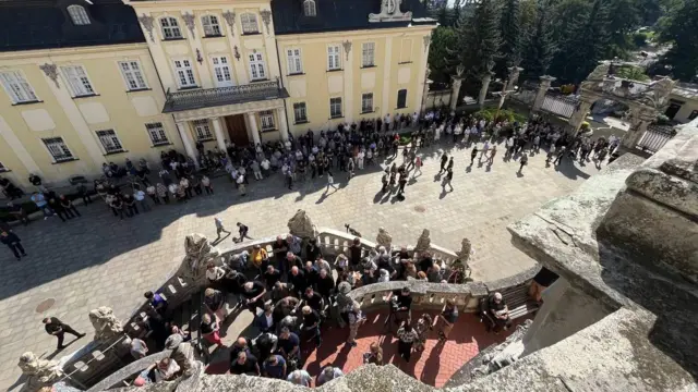 Біля Собору Юра збираються друзі, колеги і рідні вбитого політика 