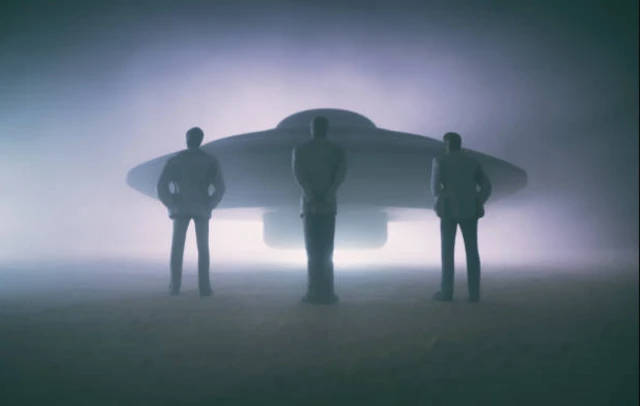 สามคนยืนหน้ายูเอฟโอ 