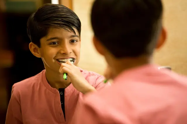 બીબીસી ગુજરાતી ટૂથબ્રશ ડૉક્ટર ગળાની નસ બીબીસી ગુજરાતી ટૂથબ્રશ ડૉક્ટર ગળાની નસ છત્તીસગઢના રાહુલકુમાર જાંગડે જ્યારે બ્રશ કરતા હતા ત્યારે તેમની ગળાની નસ ફાટી ગઈ હતી. ડૉક્ટર્સ અનુસાર, આ કોઈ ઈજા કે બીમારીના કારણે નહોતું થયું, પરંતુ એક દુર્લભ ઘટના હતી. તેમાં ગળામાં આવેલી મગજ સુધીની લોહી પહોંચાડતી નસ (આર્ટરી/ ધમની) આપમેળે જ ફાટી ગઈ હતી. હેલ્થ