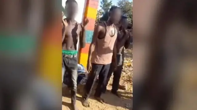 Video hiyo iliyowekwa kwenye mitandao ya kijamii inaonyesha kundi la wanaume wakiwa wamejipanga barabarani