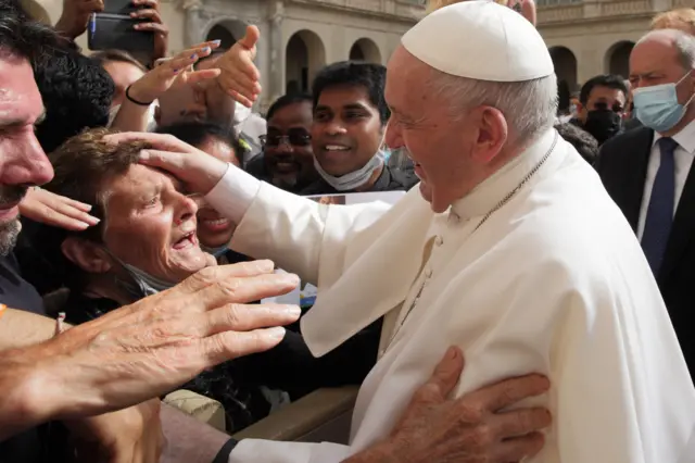 Pope na-agozi nwaanyị gbara afọ 95 na Cortile San Damaso dị na Vatican n'afọ 2021