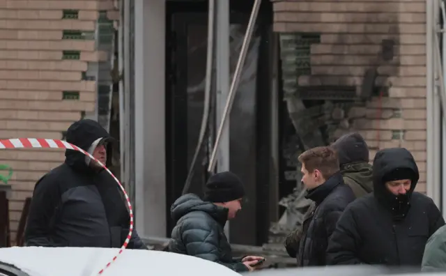 Miejsce wybuchu w Moskwie, 17 grudnia 2024 r. Według rosyjskiego Komitetu Śledczego generał porucznik Igor Kirillow i jego asystent zginęli w eksplozji przed blokiem mieszkalnym