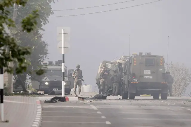 صورة تظهر مدرعة إسرائيلية وجنوداً إسرائيليين في أحد شوارع  الصفة الغربية. 